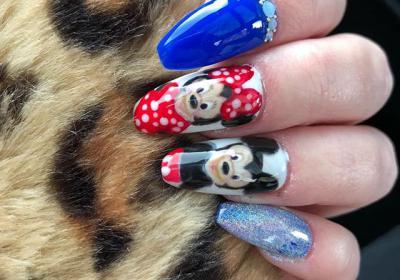 Hand met Micky Mouse nagellak