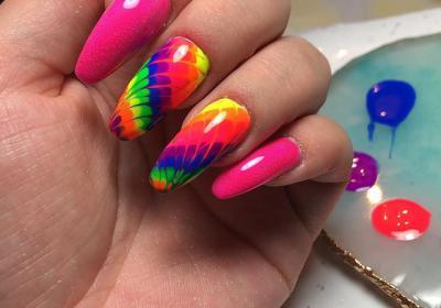 Hand met regenboog nagellak