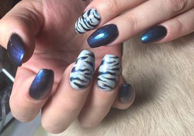 Hand met zebra en blauw nagellak